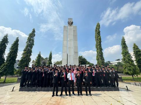 Fhoto bersamaKetua dan Anggota panwaslu kecamatan dan pimpinan Kabupaten Tangerang di Monumen Makam Pahlawan