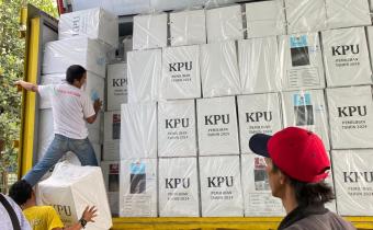 Bawaslu Kab.Tangerang Awasi Penyerahan Logistik Pemilihan 2024 dari PPK ke KPU