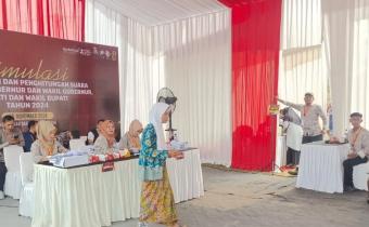 Kegiatan simulasi teknis pelaksanaan Pilkada ini digelar di TPS 8, di Desa Jenggot, Kecamatan Mekar Baru, Sabtu (16/11).